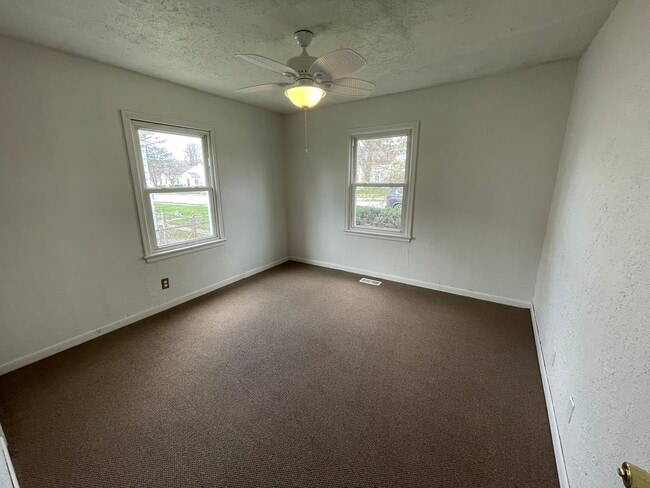 Building Photo - 921 NW D St