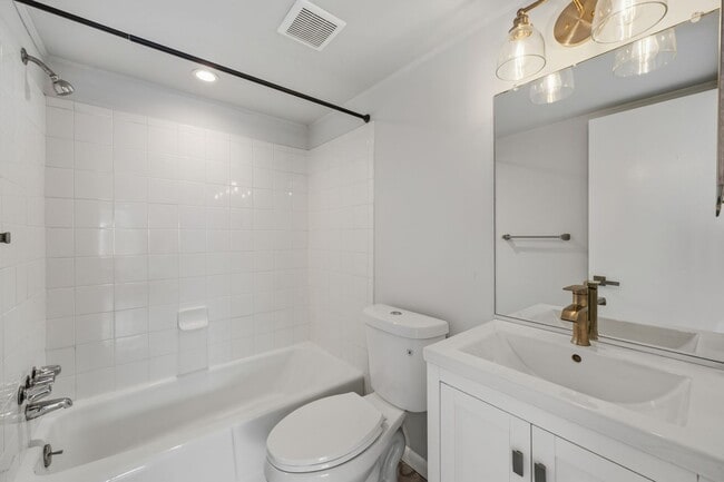 Building Photo - Fairwinds. Renovated and Updated. Spacious 2 bed 2 bath ground level condo in Annapolis!