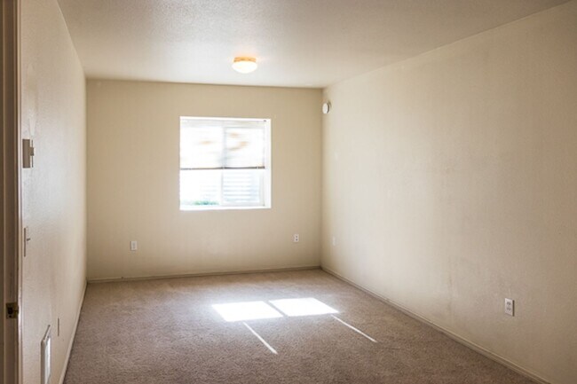 Building Photo - Garfield Duplex 5