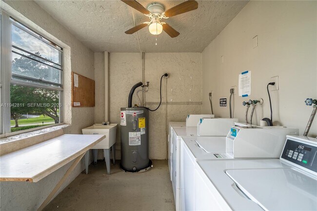 Building Photo - 9340 Lagoon Pl