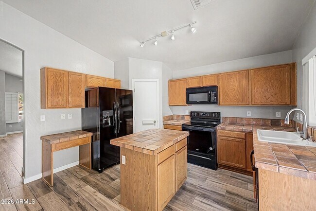 Building Photo - 905 E Potter Dr