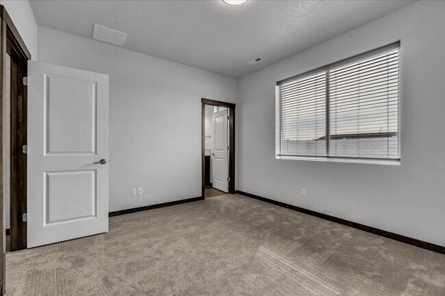Building Photo - Charming 3 Bed and 2 Bath Home