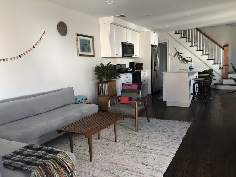 Building Photo - 9 Oak St