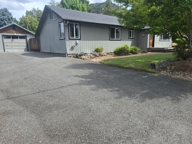 Building Photo - 3 bed 2 bath Family Home for Rent in Grant...