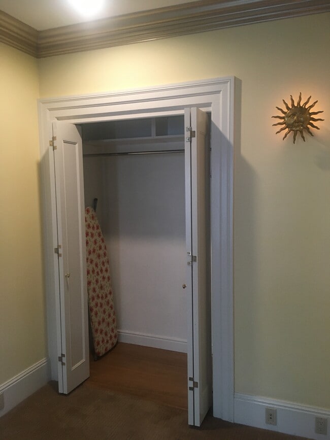 Building Photo - 408 Lombard St