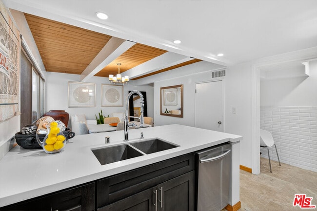 Building Photo - 6537 Green Valley Cir