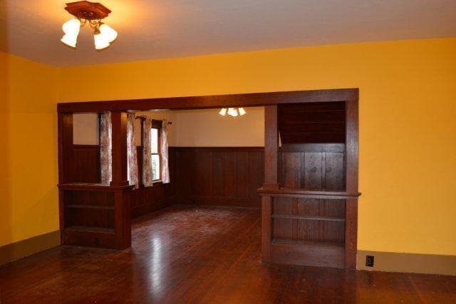 Building Photo - Beautiful, spacious Craftsman, Owner pays Yard Care, Laundry on site