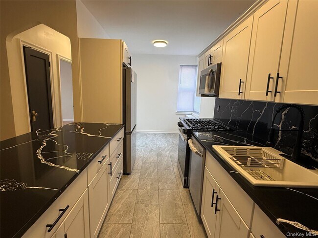 Building Photo - 2166 Bronx Pk E