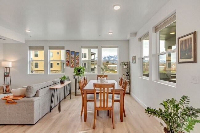 Building Photo - Spacious 3 Bed 2 Bath Condo in Sandy!