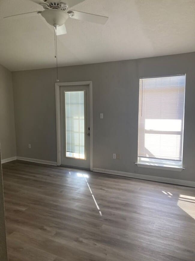 Building Photo - 3 Bedroom Gulfport Townhouse