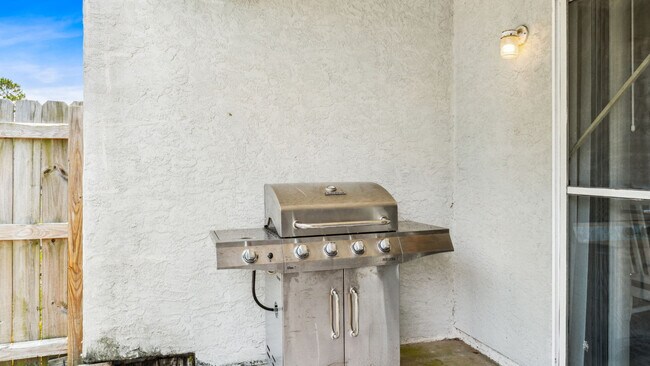 Building Photo - 5726 Beach Dr