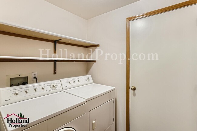 Building Photo - Lovely 3-Bedroom Hillsboro Home with A/C!