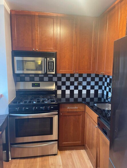 Building Photo - 236 E 47th St