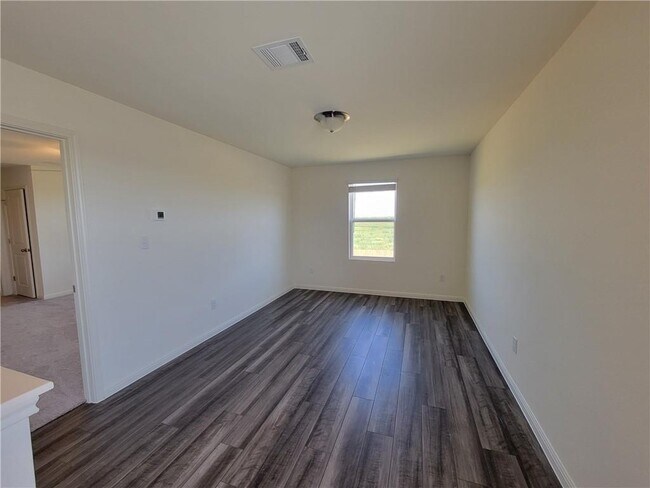 Building Photo - 421 Wren Ln