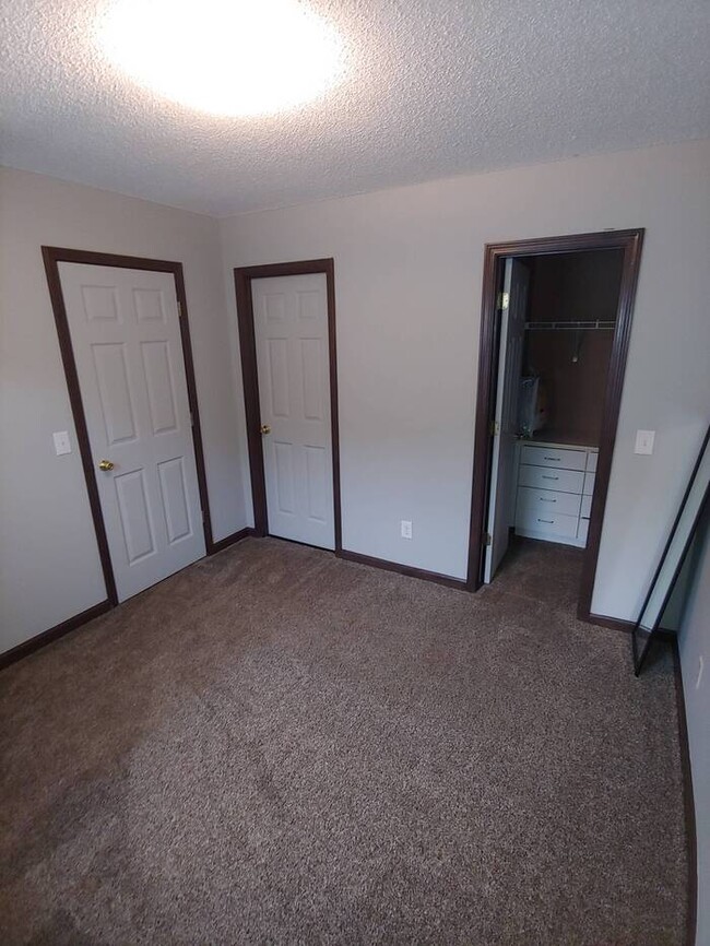 Building Photo - Super Cute 2/2 in Chapin