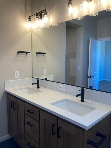 Dual vanity master bath - 7471 SE Kinnaman St