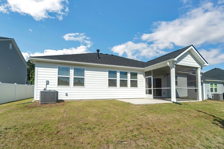 Building Photo - 12129 Rowan Hill Dr