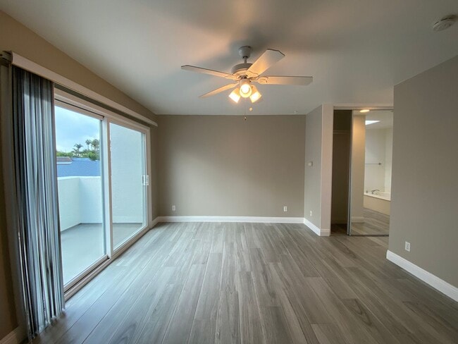 Building Photo - 4594 Cove Dr