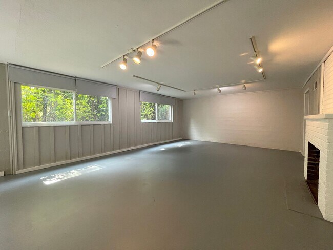 Building Photo - Lovely Lake Oswego Home with Attached Gara...