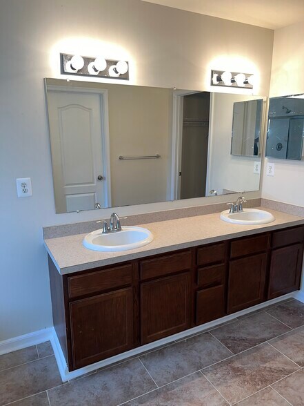 Building Photo - 5 Lookout Dr