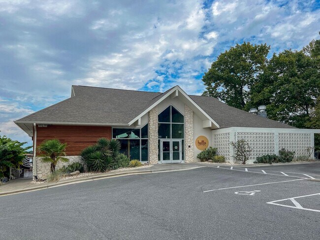 Building Photo - Amenity rich water front condo ready for move in!