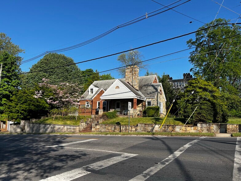 Building Photo - 172 E Green St