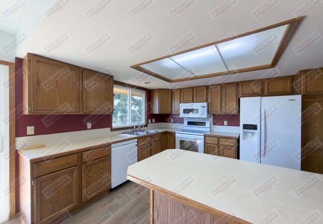 Building Photo - 4-bedroom Home For Rent