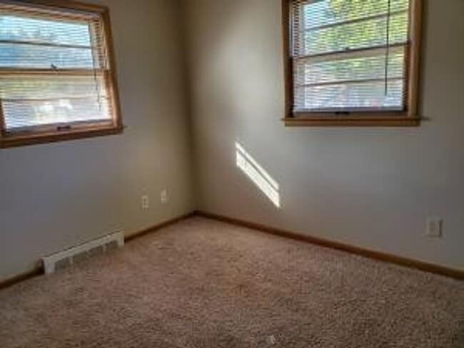 Building Photo - 3 Bedroom / 2 Bath House