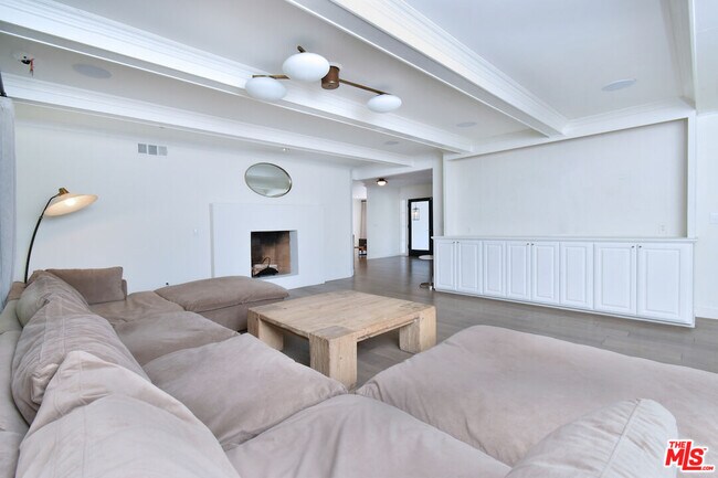 Building Photo - 4678 White Oak Ave