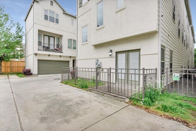 Building Photo - 8227 Cambridge St