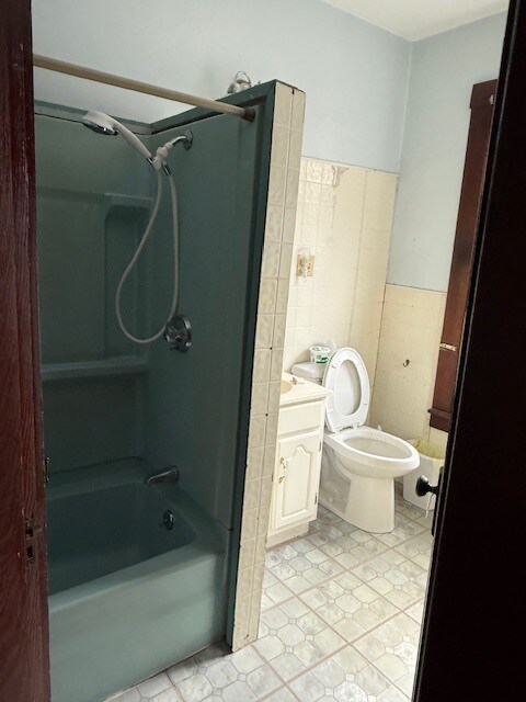 bathroom - 207 Peach St