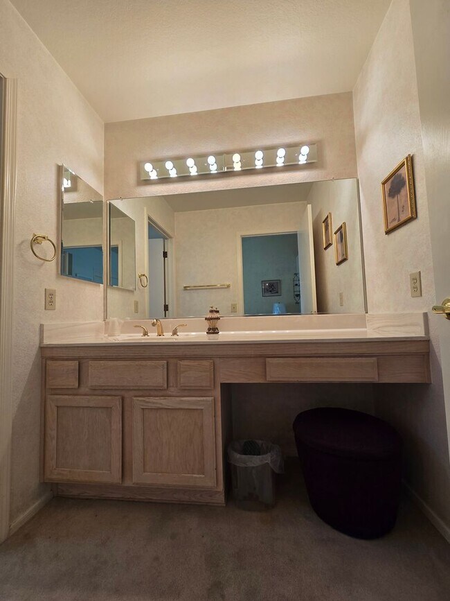 Building Photo - Fully Furnished single story 2 bed 2 bath ...