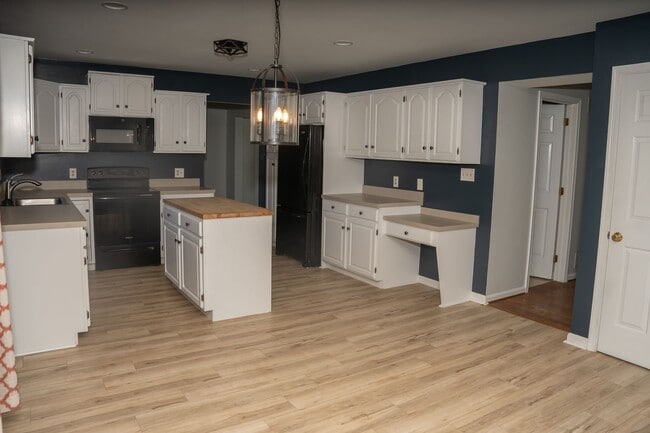 Building Photo - 922 Pinetree Way