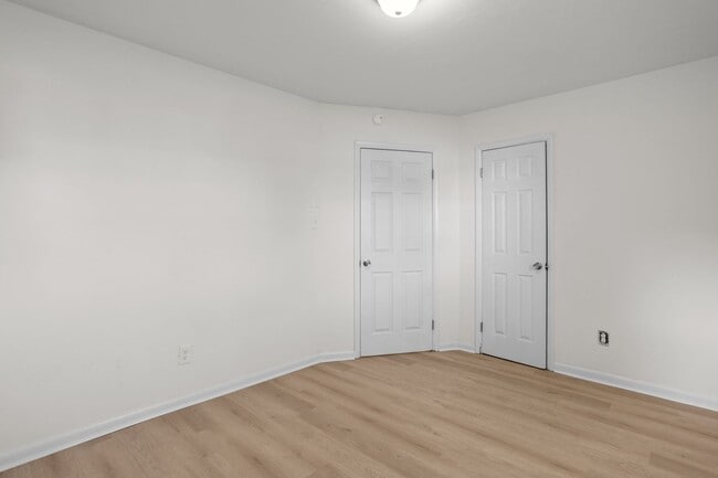 Building Photo - newly renovated unit available