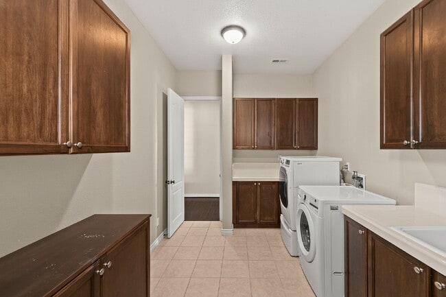 Building Photo - Stunning Single-Story Luxury Home in Coveted Rolling Hills Ranch