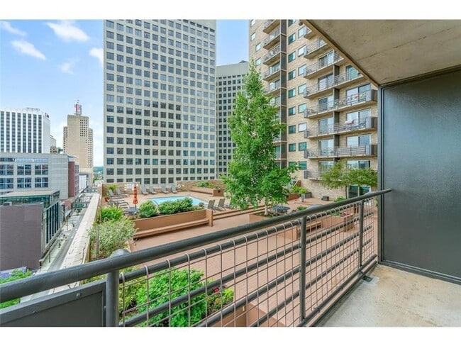 Building Photo - 66 9th St E