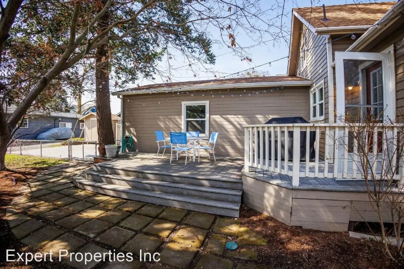 Building Photo - 417 N Oakdale Ave