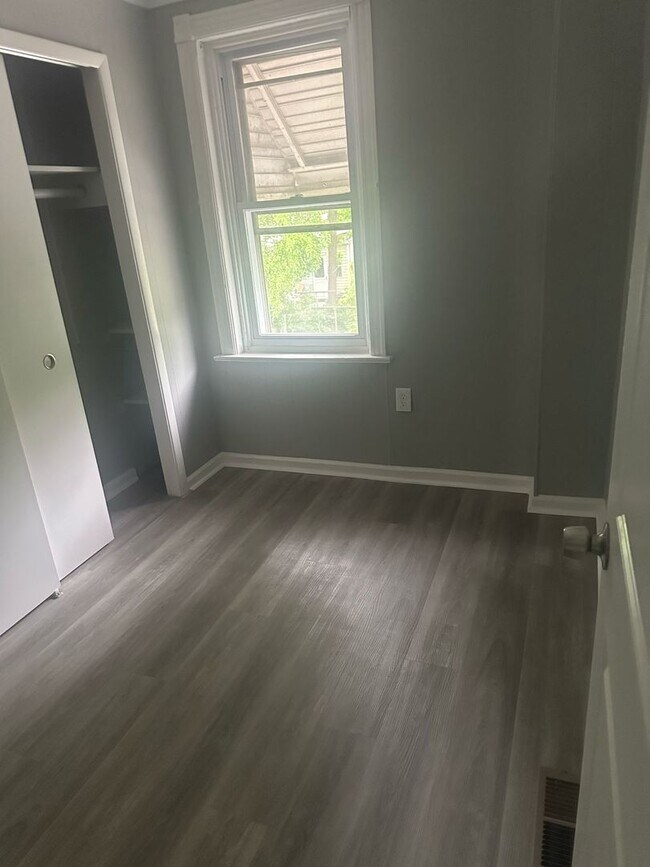 Building Photo - Fully Renovated Single Family House