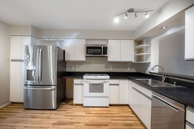 Building Photo - 9154 Lakeland Dr