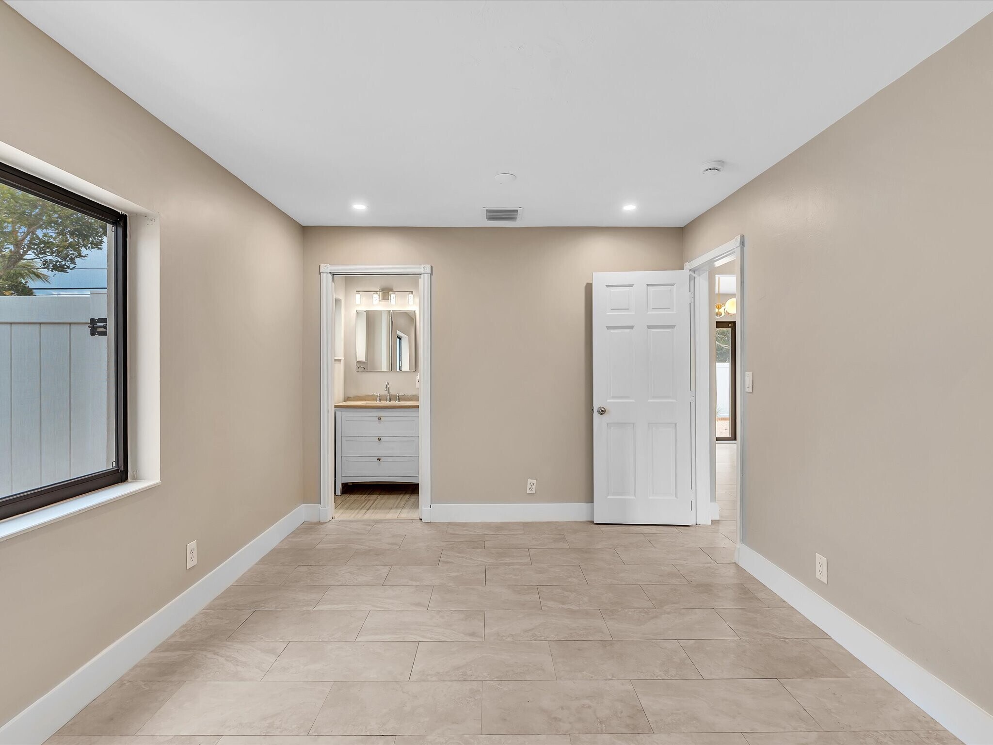 Master bedroom - 5408 NE 3rd Ter