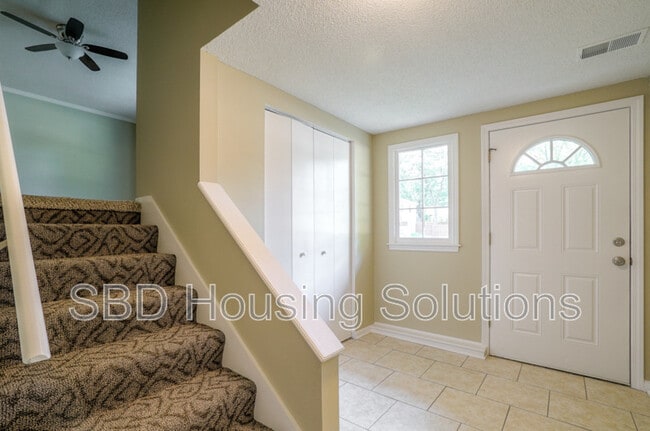 Building Photo - 107 SE Brentwood Dr