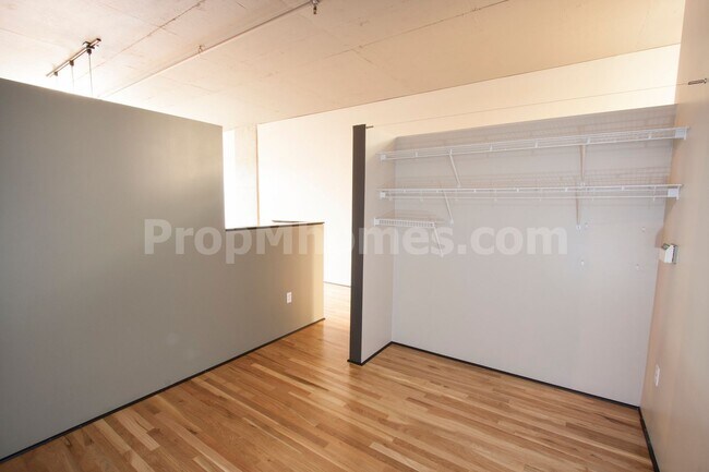 Building Photo - Vibrant One Bedroom Loft w/ City Views In ...