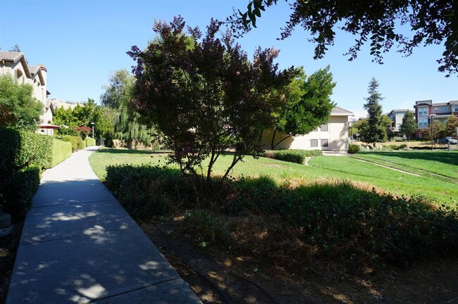 Building Photo - Picture perfect street with its own park- ...