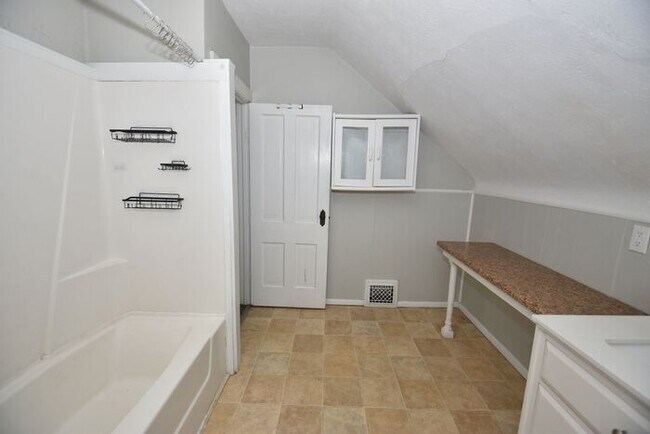Building Photo - Near Downtown South Bend 3 bedroom home