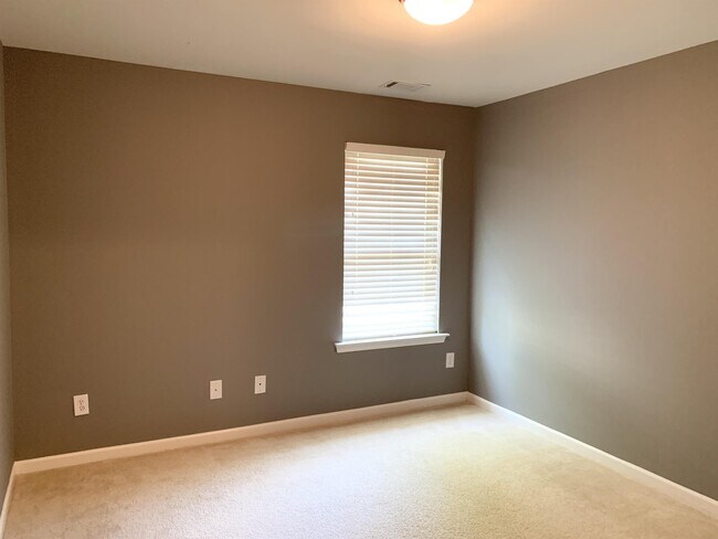 Building Photo - 306 Kaley Dr