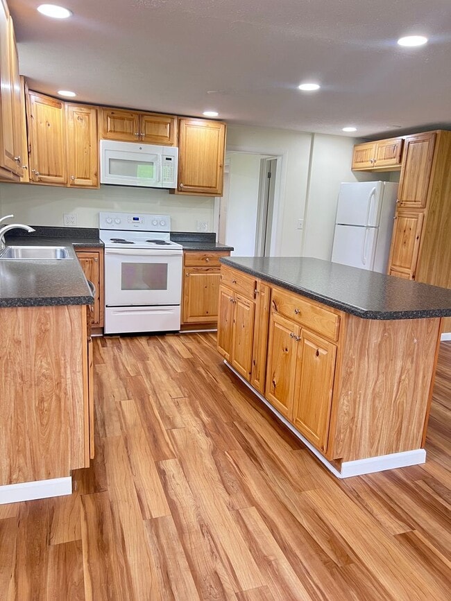 Building Photo - Super cute farm house with beautiful mountain view! 2 bedrooms, 1 bathroom!