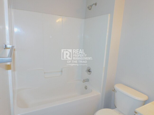 Building Photo - Beautiful 3BR/2BA Home in Southeast Greens...