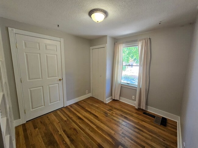 Building Photo - Beautiful Shoreline Home with Extra Outdoo...