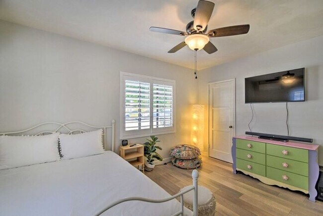 Building Photo - 4 Bed, 3 Bath, stunning home, located in t...