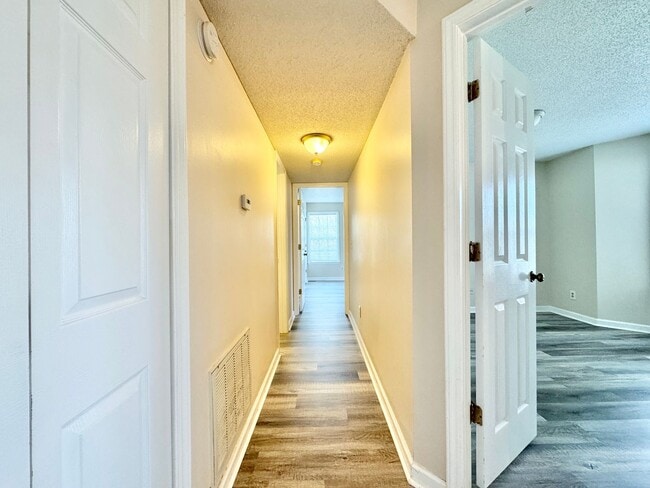 Building Photo - Immaculate 2 BR condo convenient to loop and I-40